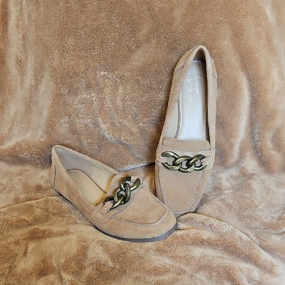 Crown Vinrage Tan Loafers with Chain Accent